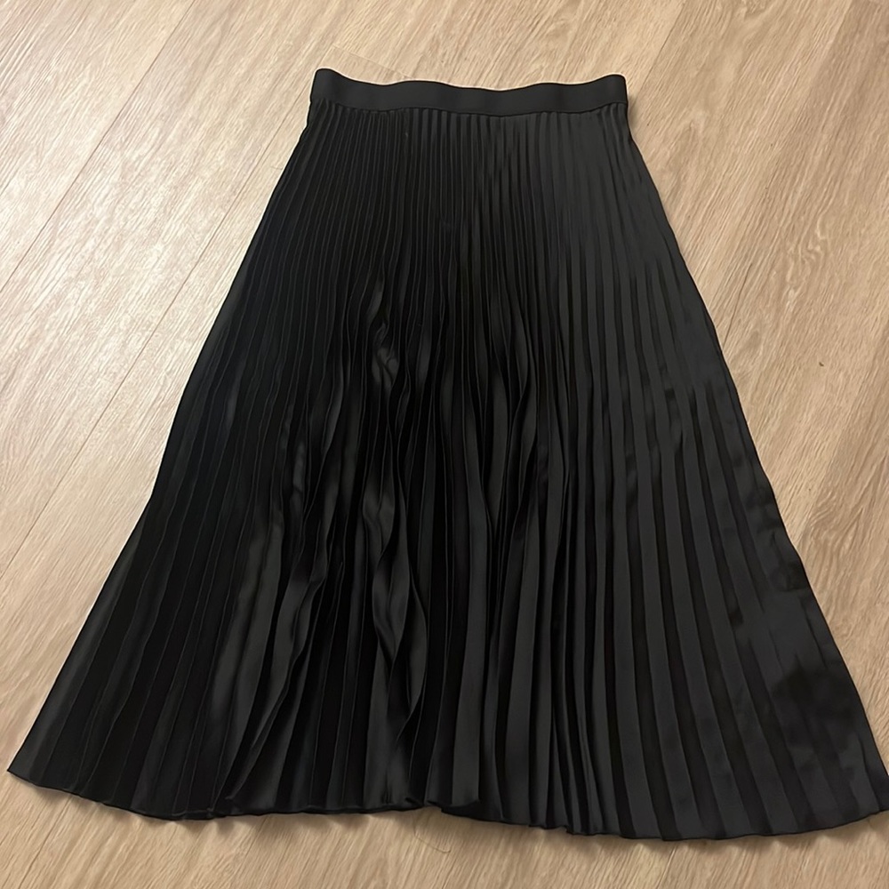 H&M Black Pleated Maxi Skirt Size Medium!